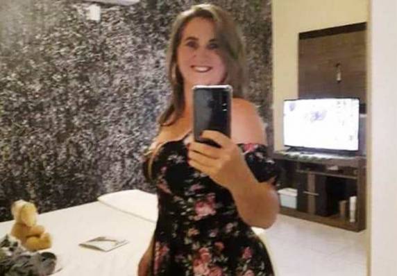 Veículo estava estacionado em mercado na Grande Florianópolis e suspeita é que ela tenha sido morta pelo companheiro. Polícia trata o caso como feminicídio