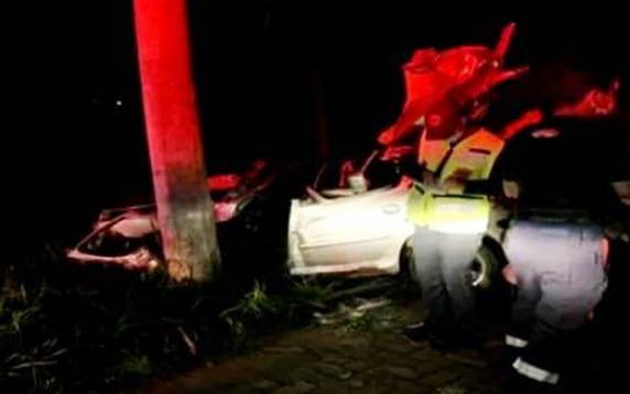 Jovem morreu no local do acidente e menina de 2 meses chegou a ser hospitalizada, mas não resistiu. Condutor do carro está hospitalizado