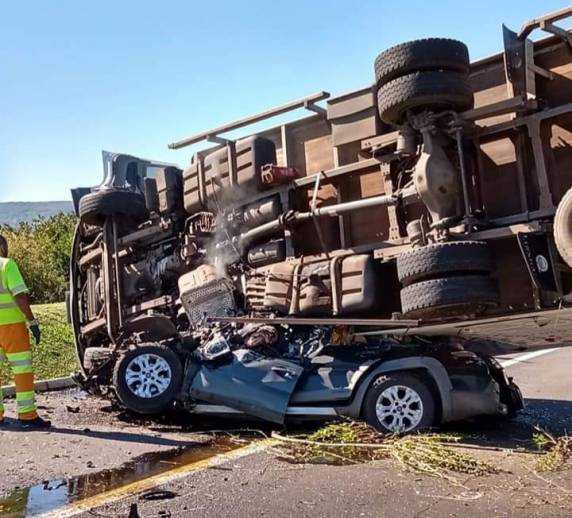 Duas pessoas ficaram feridas na colisão no início da tarde desta quarta-feira