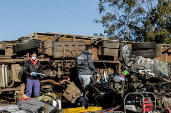 Caminhão atravessa pista e tomba sobre carro na freeway; uma pessoa morreu - foto 3