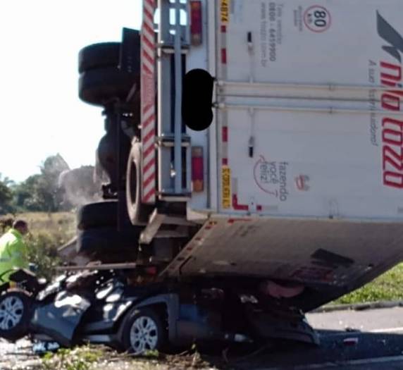 Caminhão atravessa pista e tomba sobre carro na freeway; uma pessoa morreu - foto 2