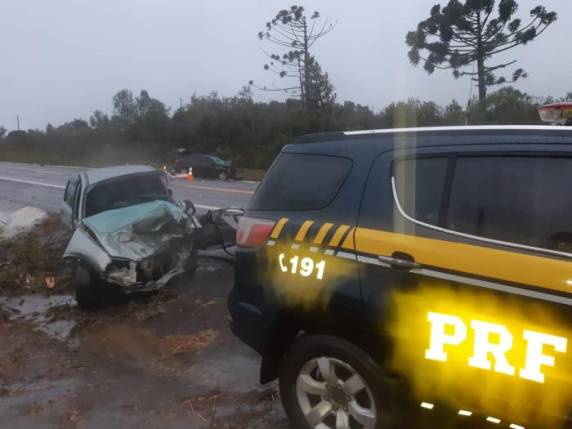 Dois carros bateram na BR-116 na tarde desta quinta-feira
