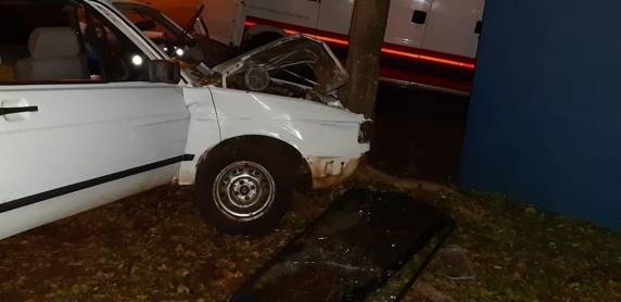 Motorista fica ferido após colidir veículo contra árvore, em Guarani das Missões - foto 2