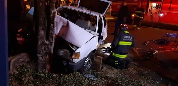 Motorista fica ferido após colidir veículo contra árvore, em Guarani das Missões - foto 4