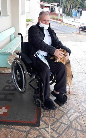 Cão passa 24 horas na porta de hospital à espera do dono no nordeste do RS - foto 2