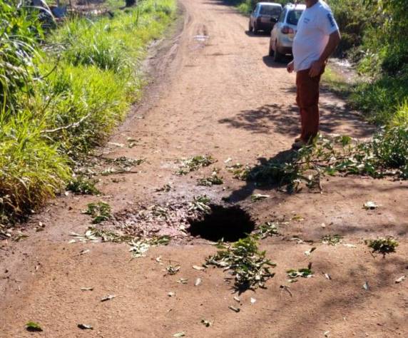 Atualização: por volta das 17h, a equipe da Secretaria de Obras de Três de Maio concluiu o serviço de restauração e o trânsito foi liberado na ponte