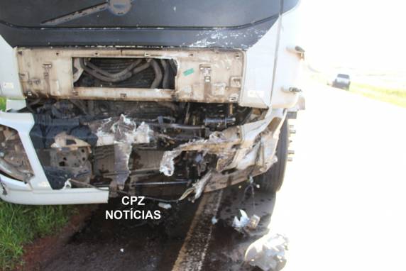 O motorista do carro de passeio não resistiu aos ferimentos