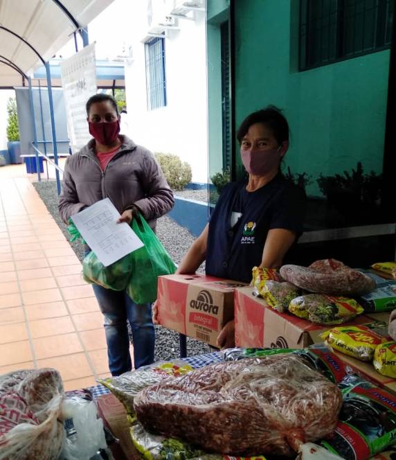 Apae de Três de Maio entrega doações de alimentos para famílias dos assistidos - foto 3