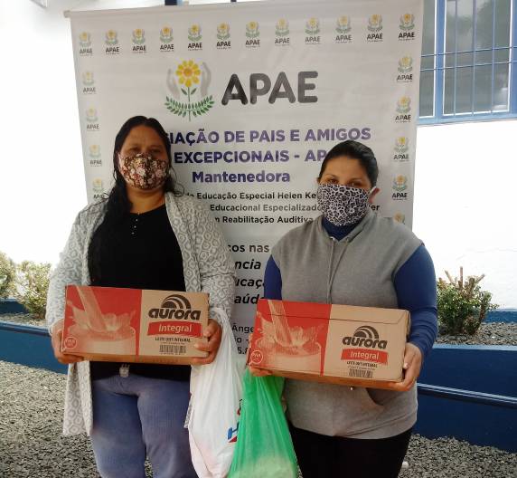 Apae de Três de Maio entrega doações de alimentos para famílias dos assistidos - foto 4