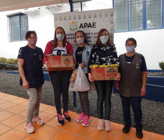 Apae de Três de Maio entrega doações de alimentos para famílias dos assistidos - foto 5