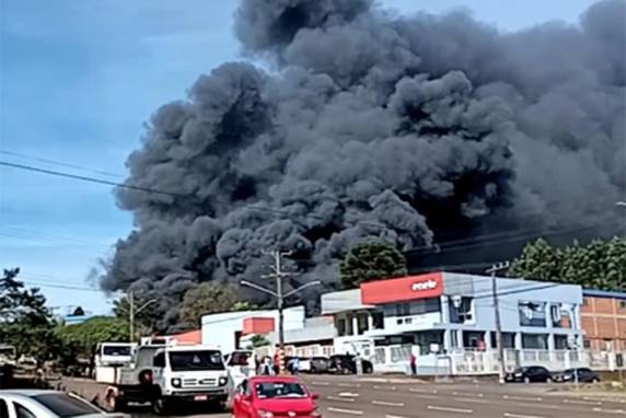 Segundo informações preliminares do Corpo de Bombeiros, o trabalhador morreu após salvar duas pessoas