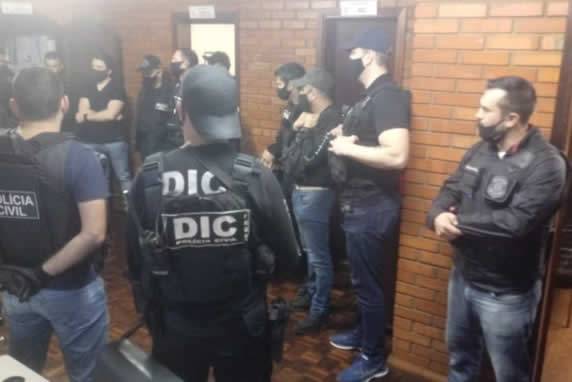 Estão sendo cumpridos mandados de prisão e de busca e apreensão em seis cidades gaúchas. Cooperativa de transporte do Oeste catarinense teve prejuízo de R$ 1 milhão com desvio de soja, segundo polícia