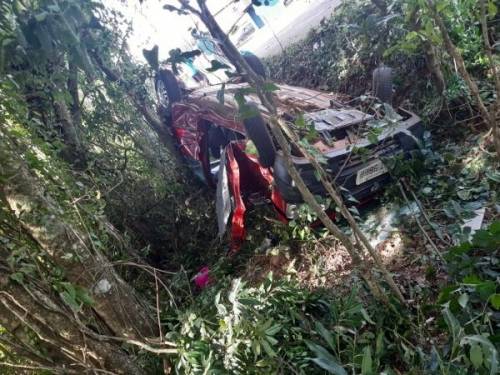 Colisão envolveu um caminhão e um Fiat Uno