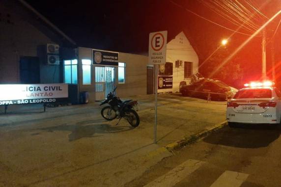 Criminosos invadiram residência localizada no bairro São José e roubaram joias e eletrodomésticos dos moradores