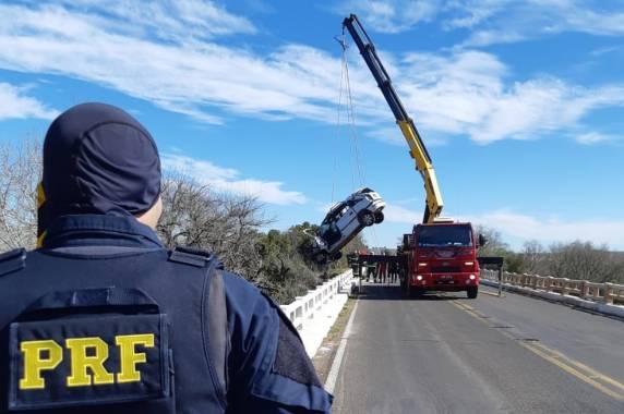 Segundo PRF, motorista do carro, que é pai do jovem, foi internado em estado grave