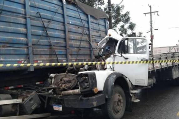 Vítima estava na carona do veículo que colidiu na traseira de outro caminhão na RS-240