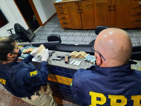 Os três estavam em um carro roubado portando duas armas e transportando quase 50 mil reais que haviam roubado