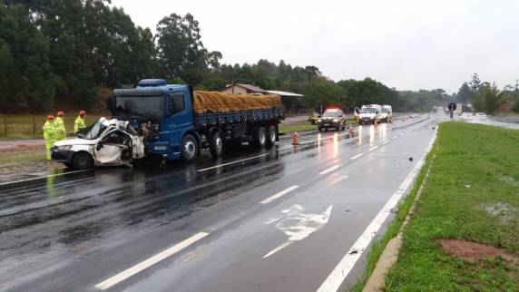 Colisão entre carro e caminhão ocorreu por volta das 9h desta terça. No começo da tarde, pista da direita ainda estava interditada no sentido Interior-Capital