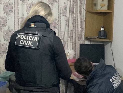 Estão sendo apreendidos materiais que comprovem o crime, como vídeos e áudios. Até as 8h, três pessoas haviam sido presas
