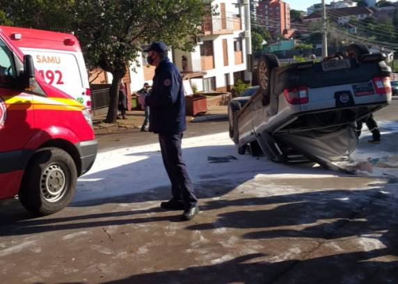 Veículo capota após colisão no centro de Ijuí - foto 3