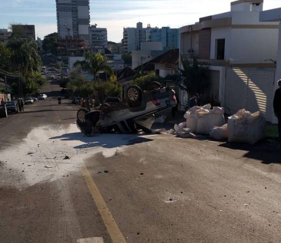 Veículo capota após colisão no centro de Ijuí - foto 5