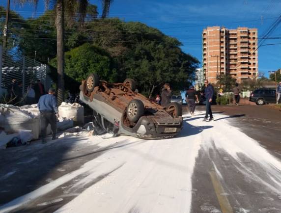 Veículo capota após colisão no centro de Ijuí - foto 4