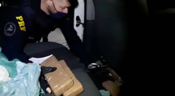 Ele fugiu correndo quando os policiais acharam as drogas, mas foi perseguido e preso pela PRF