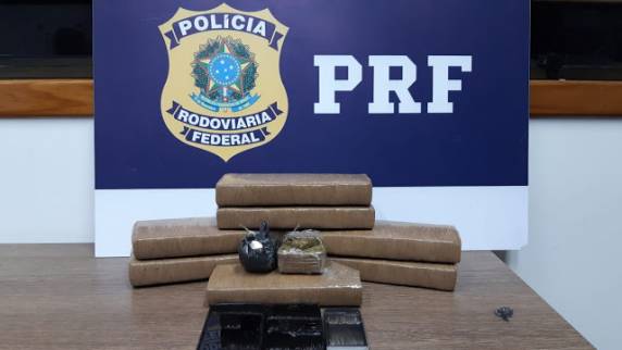 Ele fugiu correndo quando os policiais acharam as drogas, mas foi perseguido e preso pela PRF
