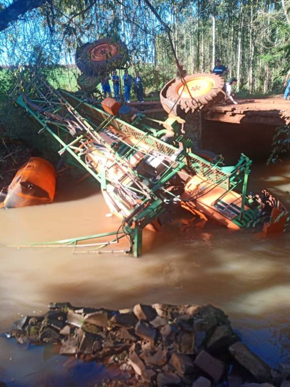 Agricultor cai com maquinário agrícola no leito de um rio no interior de Independência - foto 3