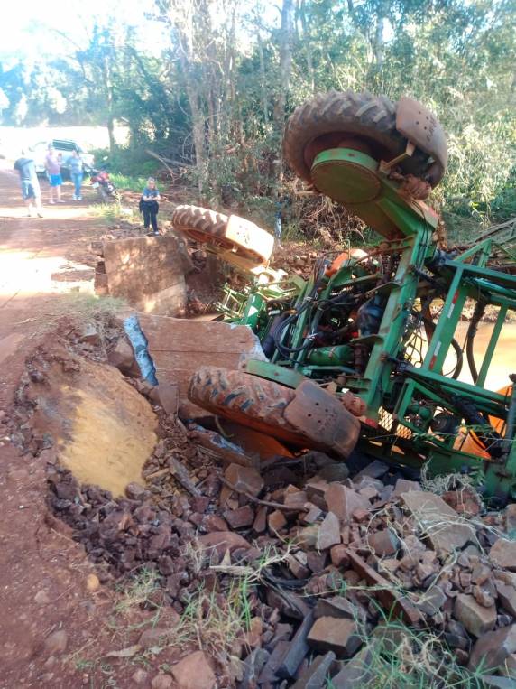 Agricultor cai com maquinário agrícola no leito de um rio no interior de Independência - foto 2