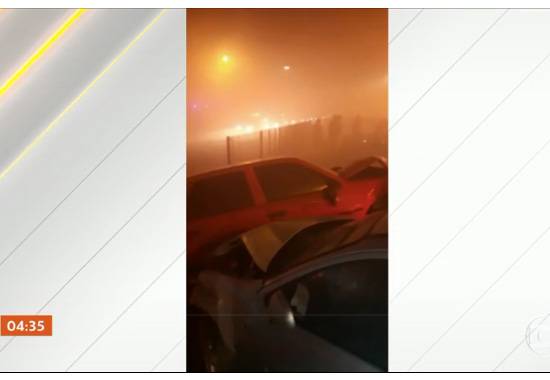 Engavetamento com mais de 20 veículos provocou a tragédia. Testemunhas relatam queimada perto da rodovia e baixa visibilidade