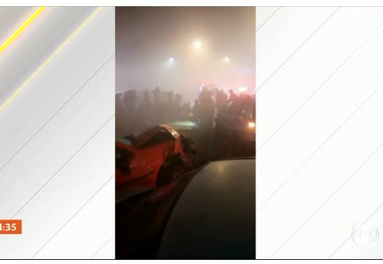 Engavetamento com mais de 20 veículos provocou a tragédia. Testemunhas relatam queimada perto da rodovia e baixa visibilidade