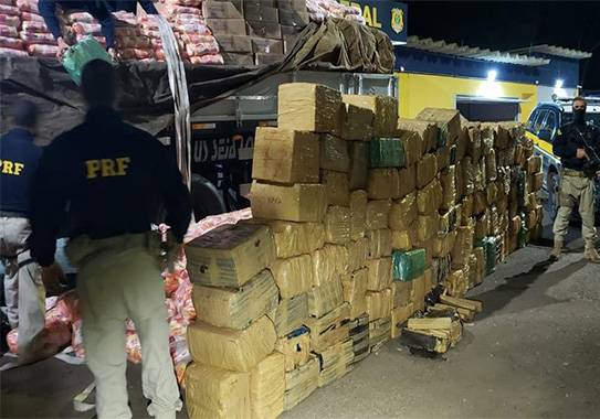 Carregamento de drogas estava escondido sob pacotes de farinha e amido de milho uma carreta