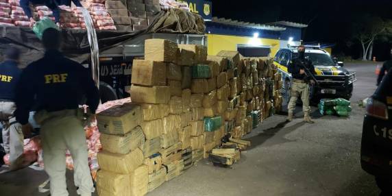 Carregamento de drogas estava escondido sob pacotes de farinha e amido de milho uma carreta