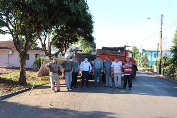 Copatti acompanha serviço de podas no município - foto 2