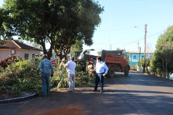 Copatti acompanha serviço de podas no município - foto 3