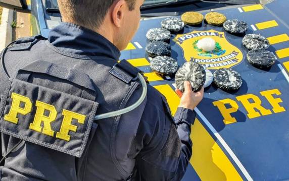 Drogas estavam dentro de brinquedos e outras mercadorias trazidas do Uruguai. Veículo, que tem placas de Florianópolis, deixava a fronteira do país vizinho