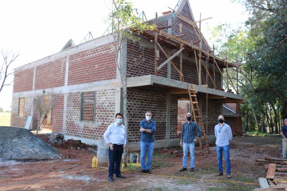 Governo Municipal entrega a Funcap trator cortador de grama