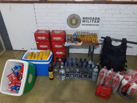 No local, polícia encontrou uma arma e munições. Três pessoas foram identificadas como organizadores da festa, e vão responder por posse irregular de arma de fogo e por infringir medidas sanitárias. Um deles fugiu