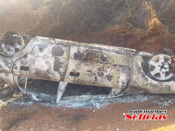 Veículo capota e amanhece incendiado em Quarainzinho, interior de Três de Maio - foto 2