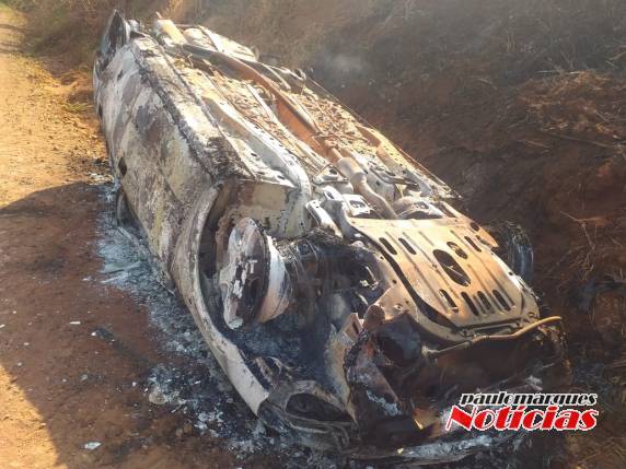 Veículo capota e amanhece incendiado em Quarainzinho, interior de Três de Maio - foto 3