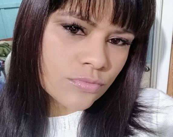 Vítima de 40 anos se colocou na frente da filha de 19 anos quando vizinho de 57 anos atirou. Ele seria militar da reserva e fugiu em Itapoá, no Norte de Santa Catarina
