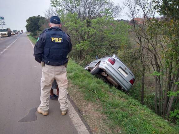 Condutor embriagado colide carro em portão, foge, cai com veículo em barranco e é preso pela PRF em Passo Fundo - foto 2