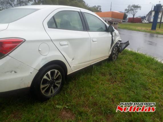 Colisão com danos materiais no trevo da BR 472 em Três de Maio - foto 4