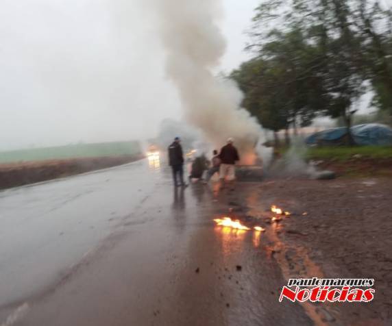 Bombeiros combatem incêndio em veículo em Três de Maio - foto 2