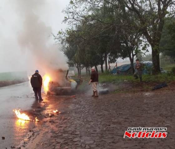 Bombeiros combatem incêndio em veículo em Três de Maio - foto 3