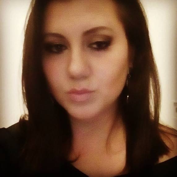 Jaqueline Bonetti Bianco, de 37 anos, não tinha problemas de saúde e ficou um mês na UTI. Amigos e familiares fizeram orações em volta de carro fúnebre e soltaram balões