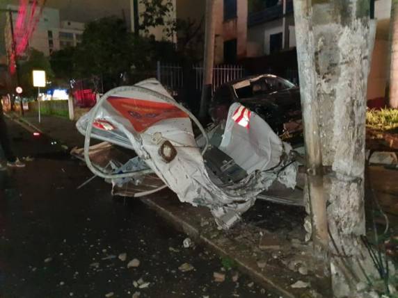 Colisão ocorreu na Rua 24 de Outubro, a poucos metros do Parcão, na madrugada deste sábado