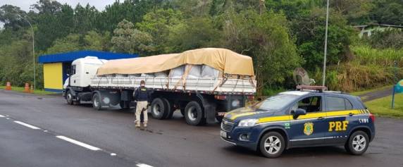 Câmeras de segurança registraram veículo forçando a cancela na praça de Santo Antônio da Patrulha, na BR-290. Segundo a concessionária que administra a rodovia, situação se repetia nos últimos dois meses