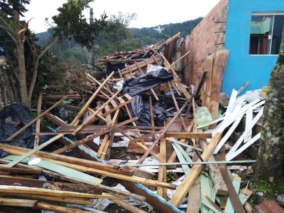 Tornado deixa casas destruídas no Norte de SC: 'Eu não me contava vivo mais', diz agricultor - foto 6